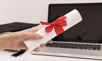 Não precisa colar grau? Dá pra ver no celular? Entenda o diploma digital