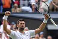 Djokovic sofre, mas vira contra De Minaur e avança às quartas de Wimbledon