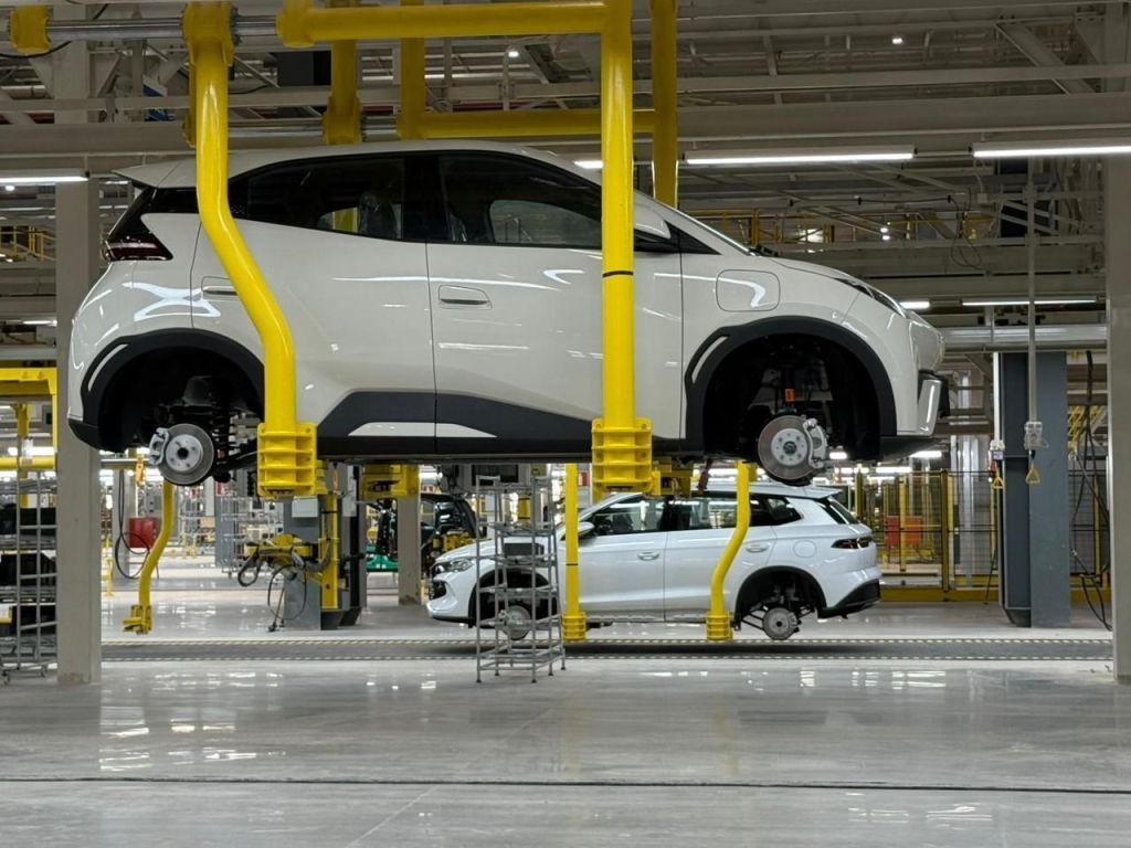 BYD no Brasil: veja os modelos que estão ganhando versão nacional 4 BYD Dolphin Mini em linha de produção no Complexo de Camaçari (BA)