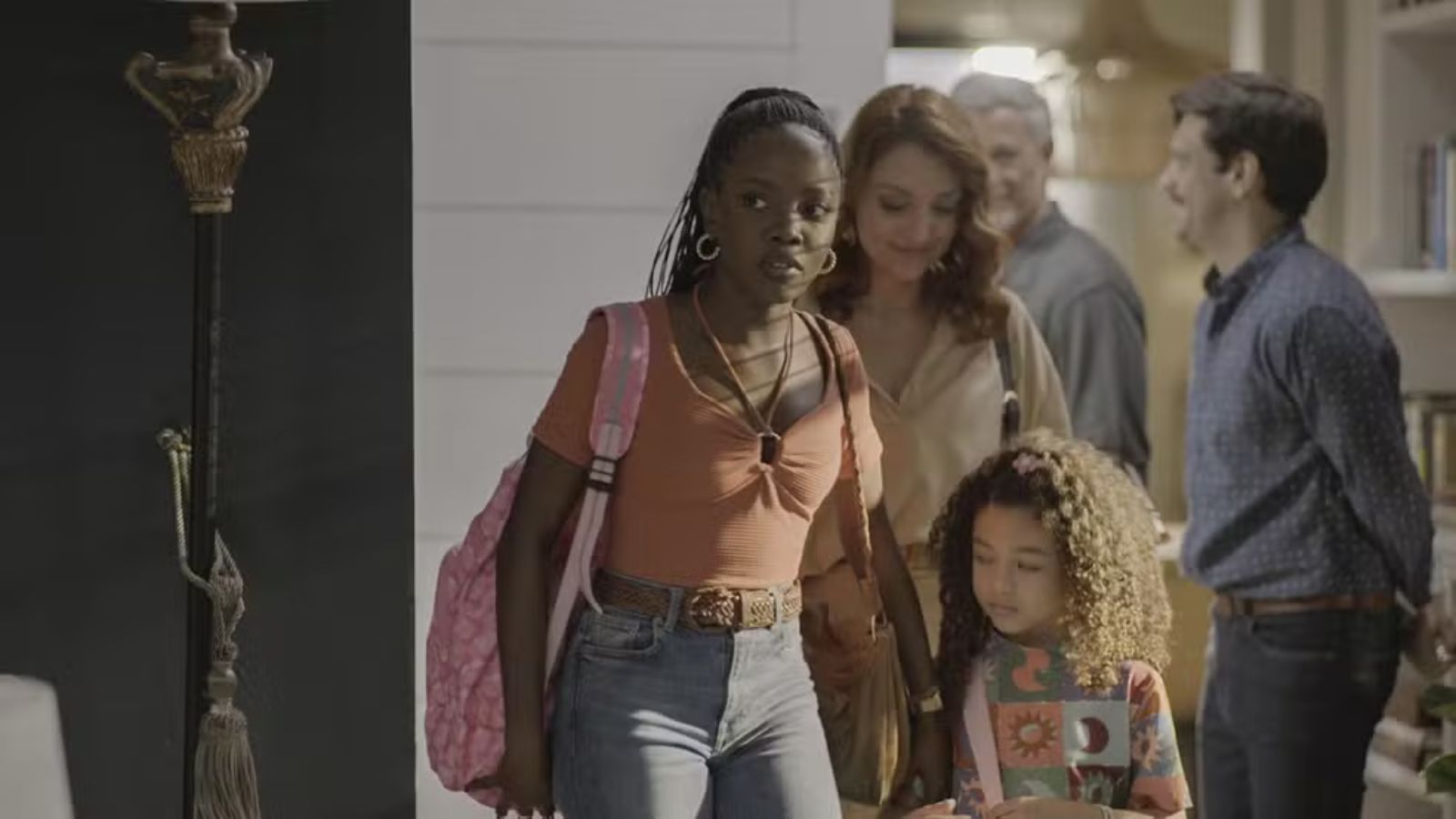 Leo (Clara Moneke) e Sofia (Elis Cabral) em "Dona de Mim"