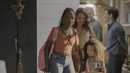 Leo (Clara Moneke) e Sofia (Elis Cabral) em "Dona de Mim"