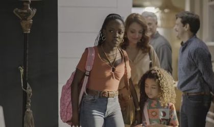 Leo (Clara Moneke) e Sofia (Elis Cabral) em "Dona de Mim"