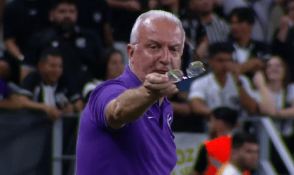 Dorival Jr. se revolta e entrega óculos à arbitragem em jogo do Brasileirão