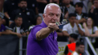 Dorival Jr. se revolta e entrega óculos à arbitragem em jogo do Brasileirão