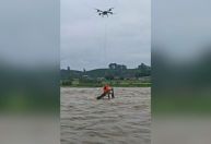 Vídeo: Drone resgata homem no meio de um rio na China