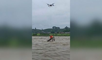 Vídeo: Drone resgata homem no meio de um rio na China