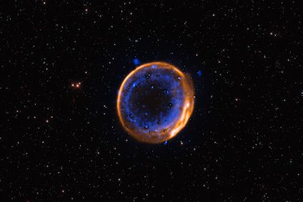 Esta imagem mostra o remanescente de supernova SNR 0509-67.5; trata-se dos restos em expansão de uma estrela que explodiu há centenas de anos numa dupla detonação e a primeira evidência fotográfica de que estrelas podem morrer com duas explosões
