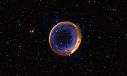 Esta imagem mostra o remanescente de supernova SNR 0509-67.5; trata-se dos restos em expansão de uma estrela que explodiu há centenas de anos numa dupla detonação e a primeira evidência fotográfica de que estrelas podem morrer com duas explosões
