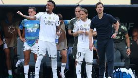 Éder Militão se prepara para entrar no Real Madrid contra o PSG, ao lado de Modric e Xabi Alonso