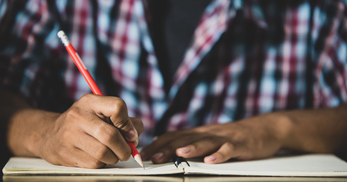 Instituto Paulo Freire lança curso gratuito de alfabetização para educadores da região Norte, incluindo Amazonas