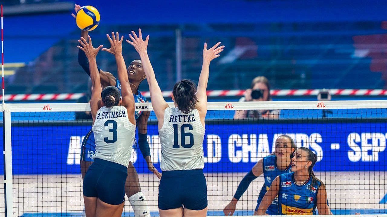 Paola Egonu realiza ataque contra os EUA na Liga das Nações de Vôlei • Foto: Divulgação/ Volleyball Nations League