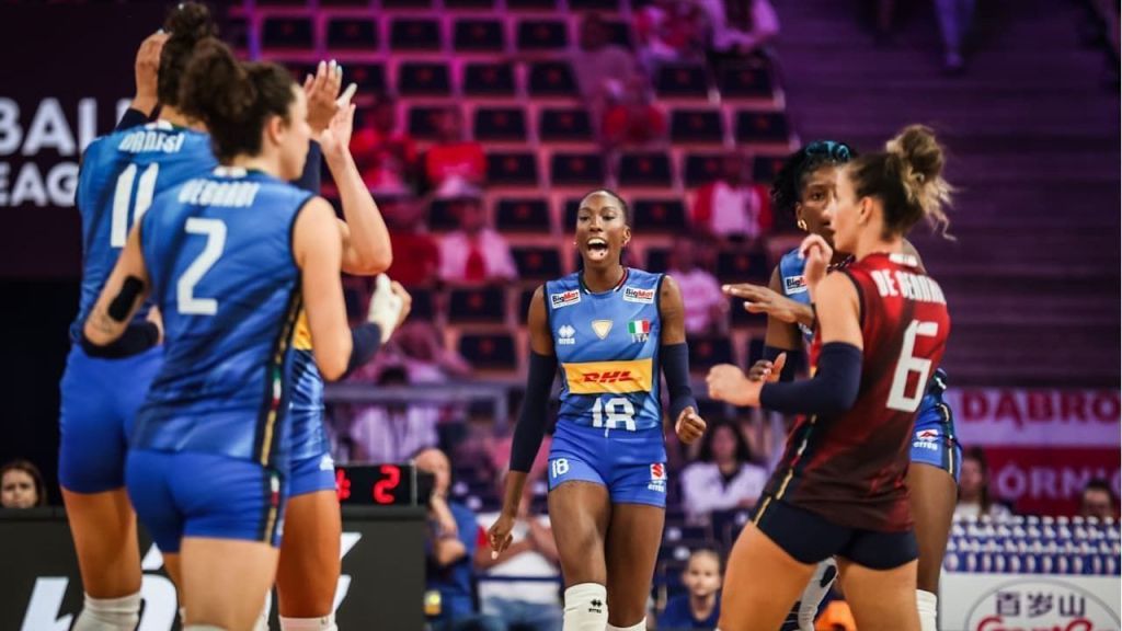 Paola Egonu comemora ponto da Itália no vôlei
