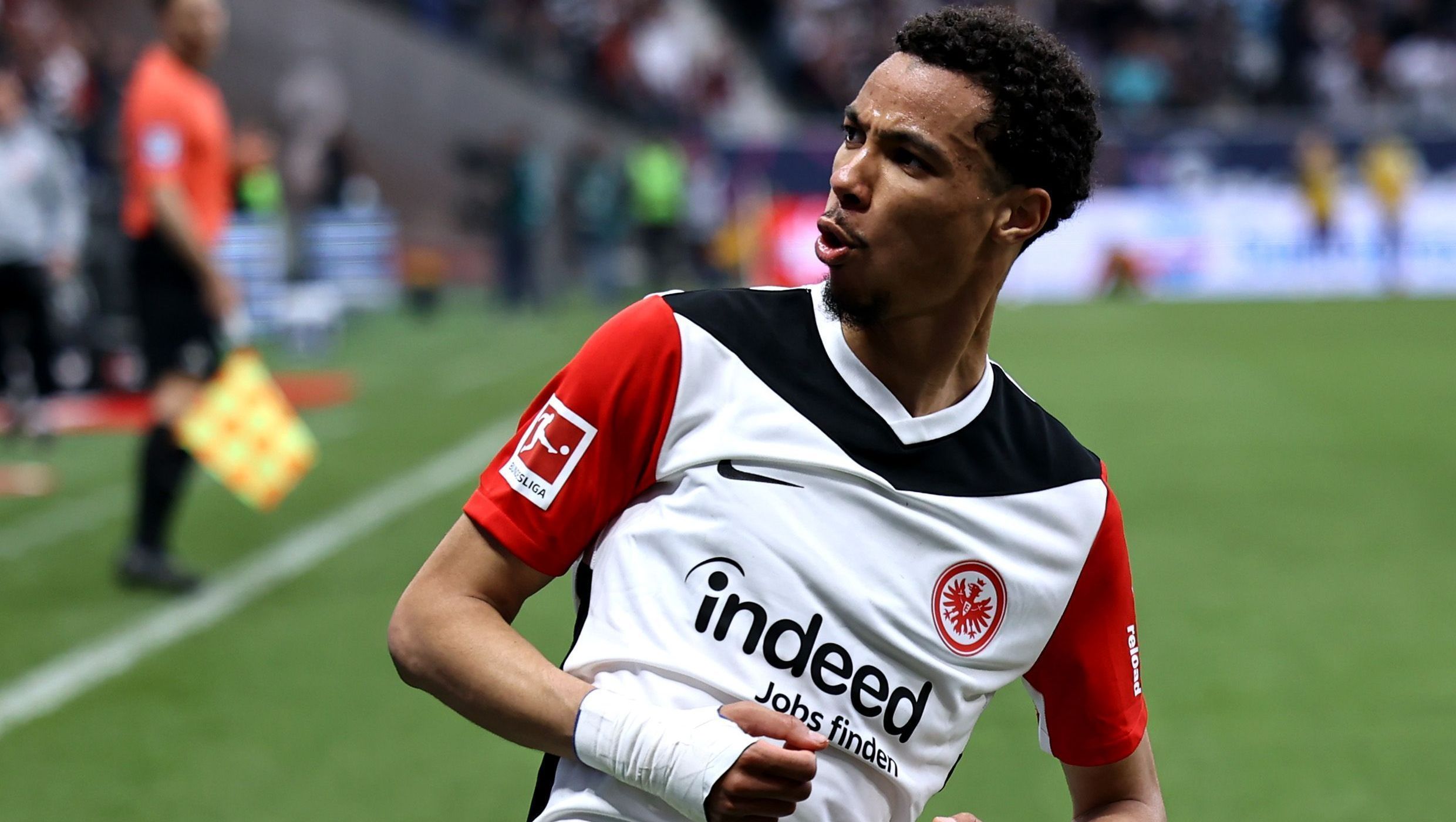 Hugo Ekitike comemora gol pelo Frankfurt