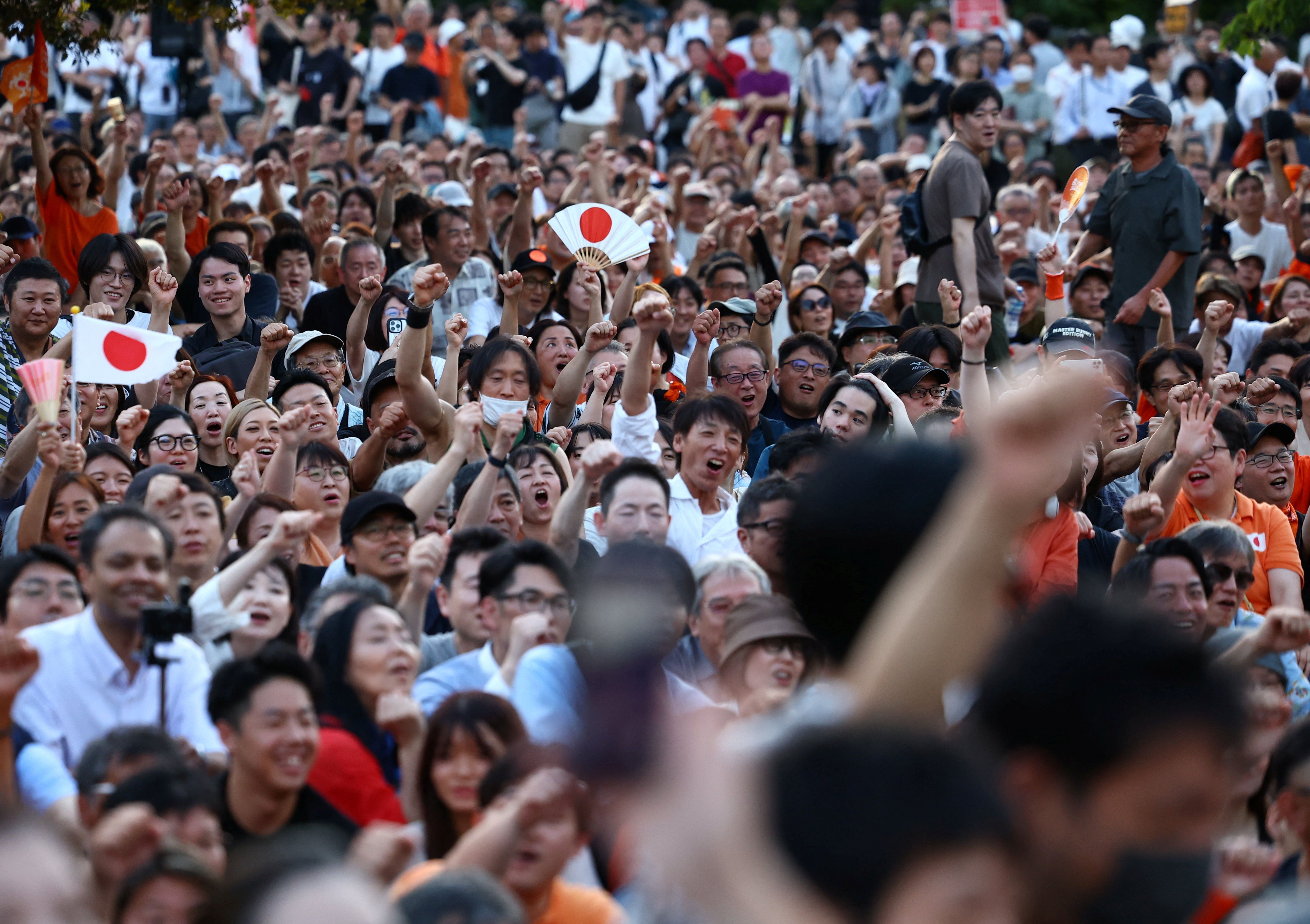 Apoiadores do Sanseito em um evento em Tóquio, um dia antes das eleições da câmara alta • Issei Kato/Reuters via CNN Newsource