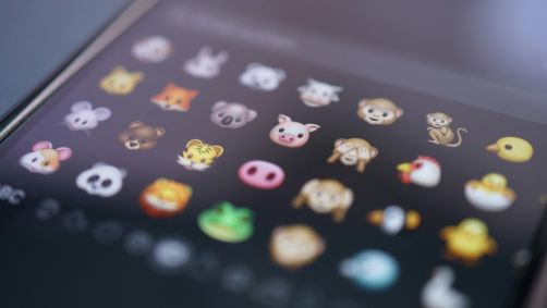 De acordo com as respostas dos participantes, mensagens com emojis conseguiram transmitir melhor a intenção do recado