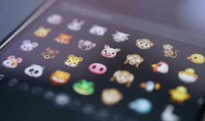 Mensagens com emojis podem melhorar relacionamentos, diz estudo