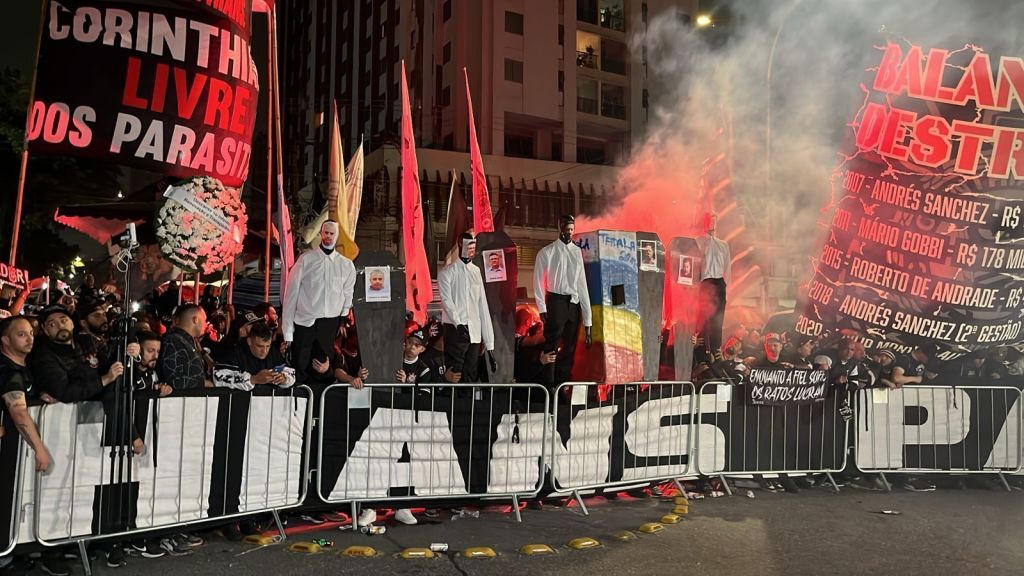 "Enterro" de dirigentes do Corinthians feito pela torcida