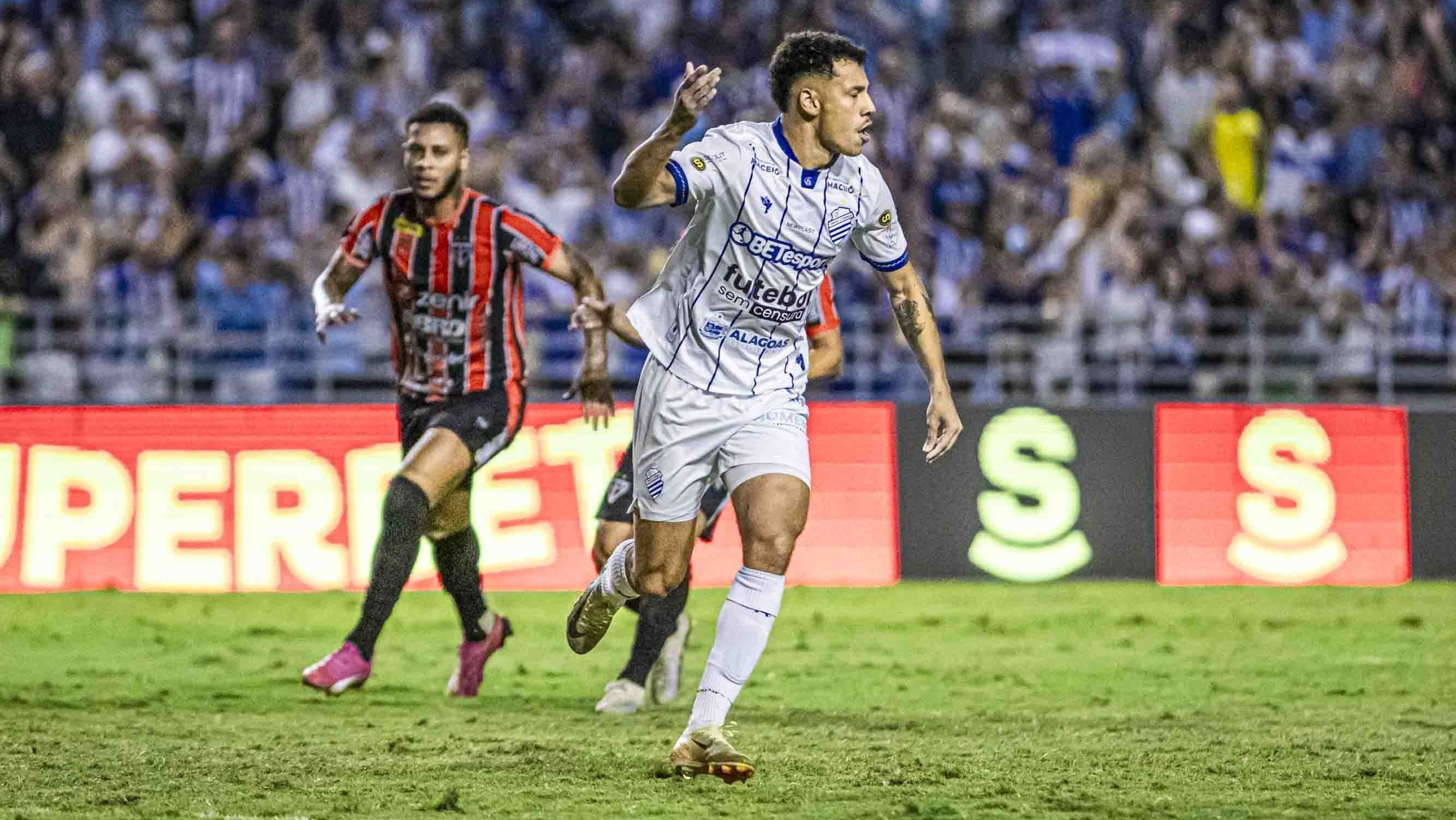 Enzo comemora primeiro gol do CSA sobre o Ferroviário