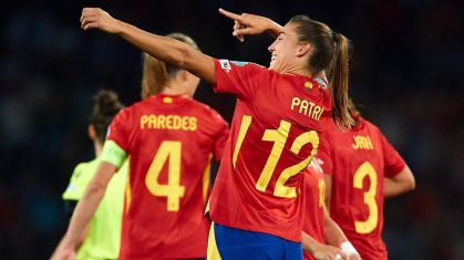 Comemoração de Patrícia Guijarro em um dos gols da Espanha na Eurocopa Feminina