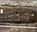 Esqueleto completo de cavaleiro medieval é descoberto sob sorveteria