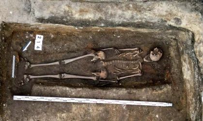 Esqueleto completo de cavaleiro medieval é descoberto sob sorveteria