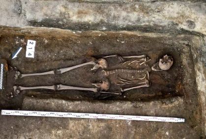 Esqueleto completo de cavaleiro medieval é descoberto sob sorveteria