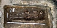 Esqueleto completo de cavaleiro medieval é descoberto sob sorveteria