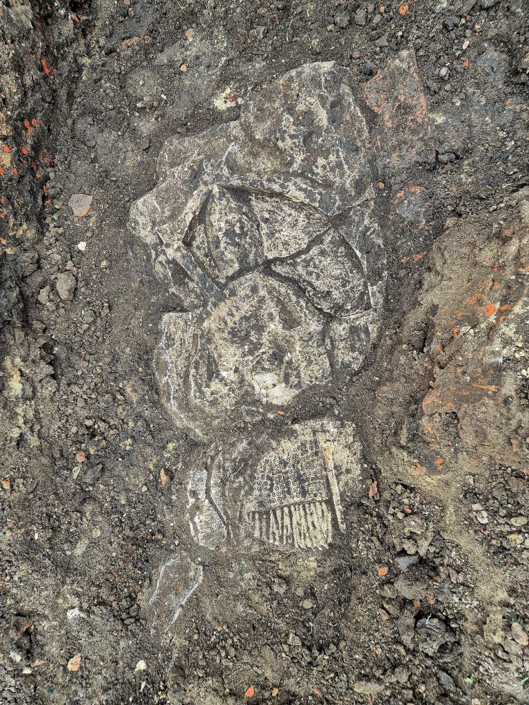 A lápide, retratada in situ