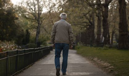 Falta de vitamina D aumenta risco para lentidão da caminhada na velhice