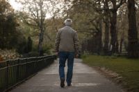 Preocupado com o Alzheimer? Comece a caminhar, sugere novo estudo