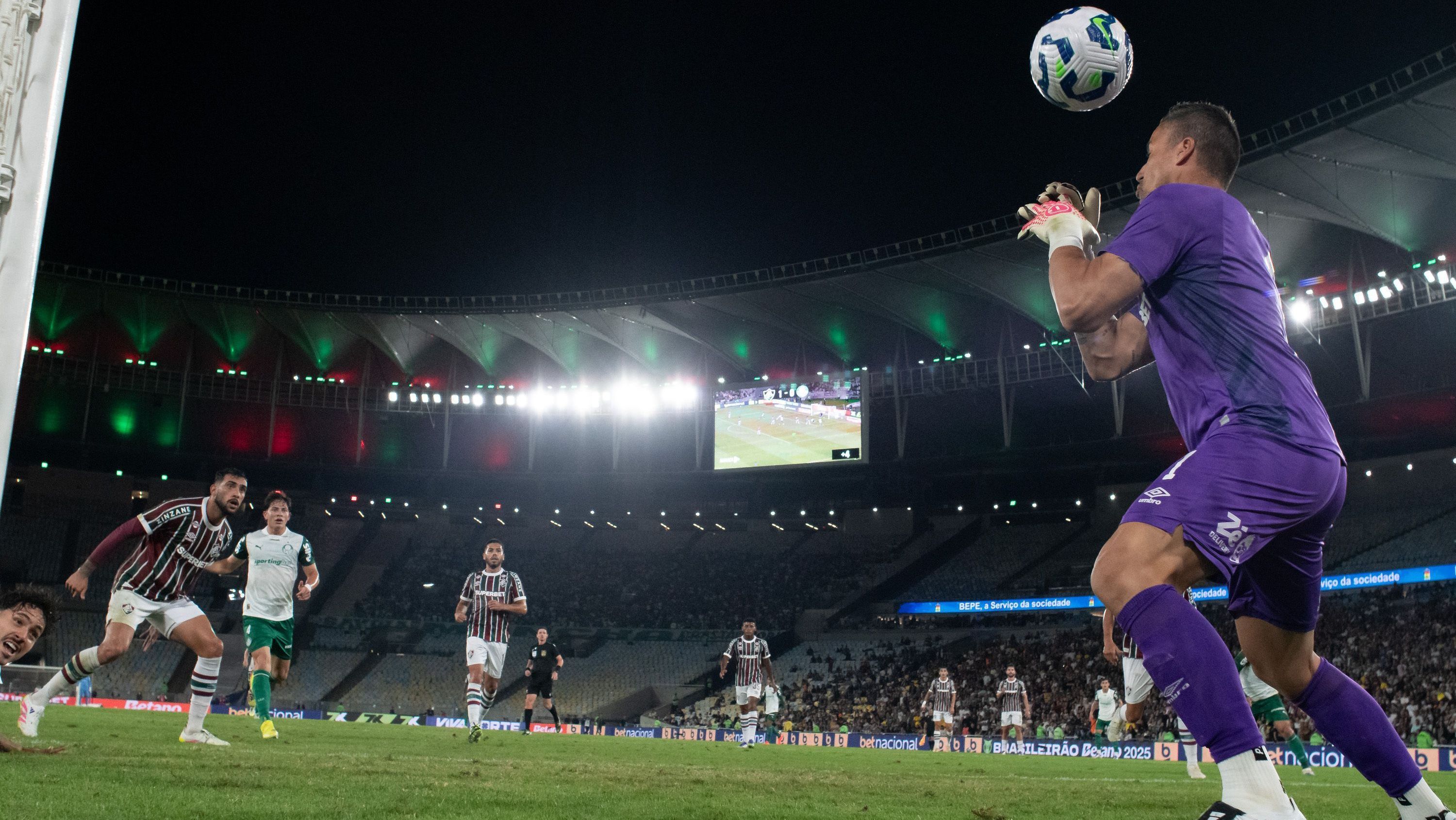 Fábio tenta defender cabeçada de Maurício e falha em Fluminense x Palmeiras