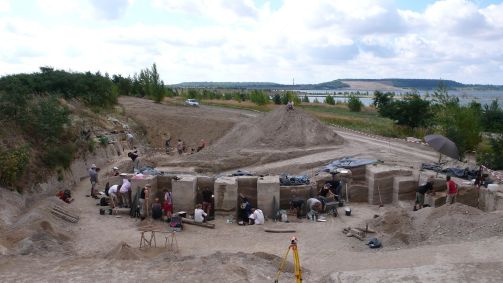 Sítio arqueológico na Alemanha foi escavado entre 2004 e 2009 encontrou "fábrica de gordura" dos neandertais
