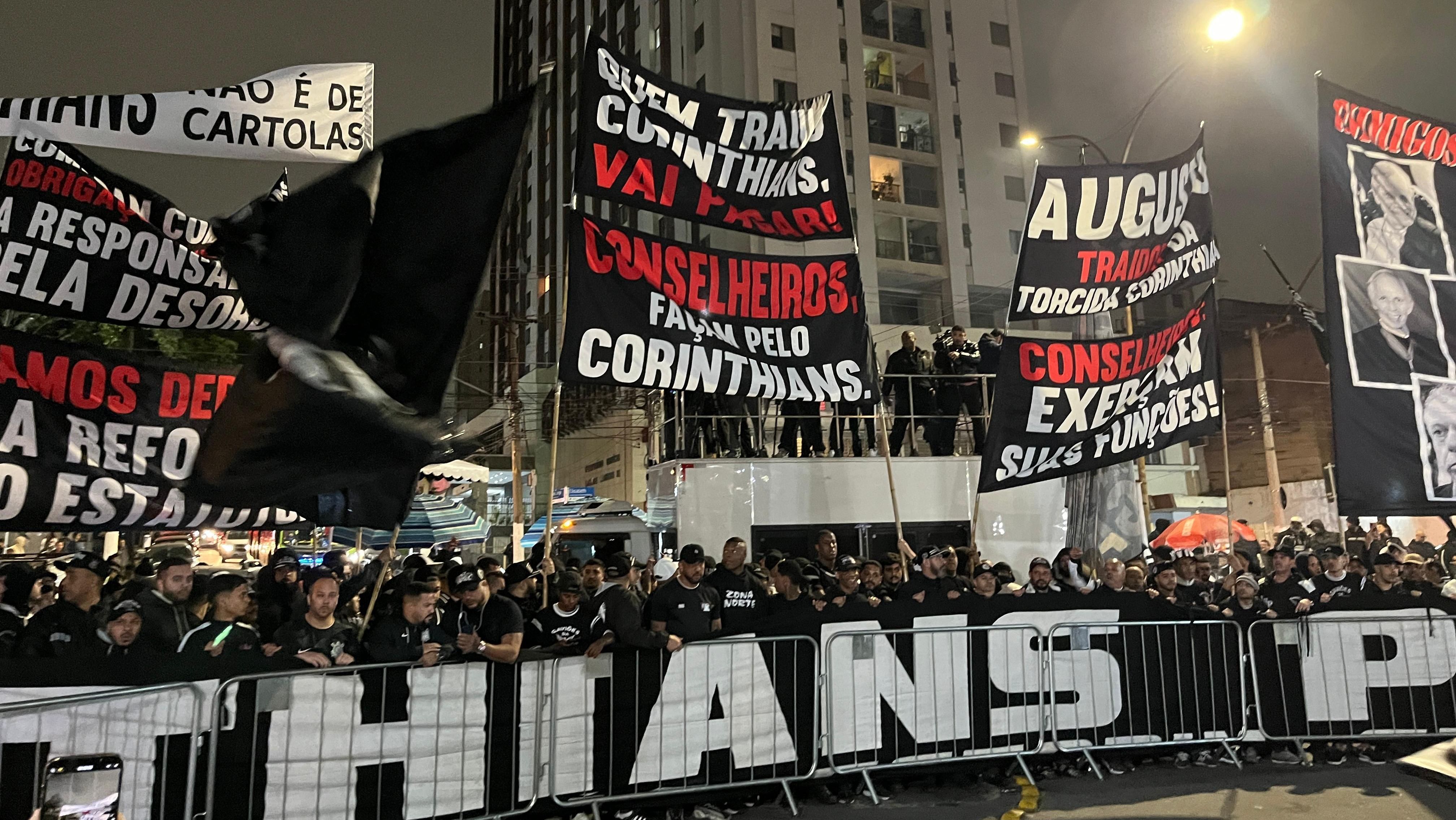 Faixas da torcida do Corinthians contra os dirigentes do clube
