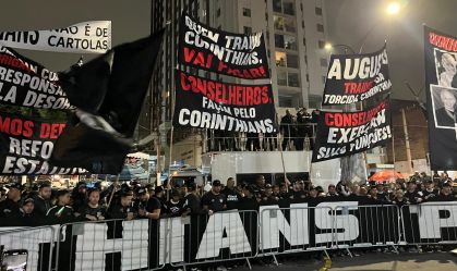 Torcida do Corinthians protesta e pede a saída de dirigentes do clube