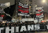 Torcida do Corinthians protesta e pede a saída de dirigentes do clube