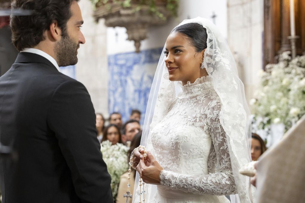 Fátima (Bella Campos) e Afonso (Humberto Carrão) se casam