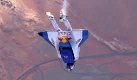 Paraquedista que saltou da estratosfera morre em acidente aos 56 anos