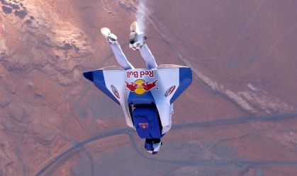Paraquedista que saltou da estratosfera morre em acidente aos 56 anos