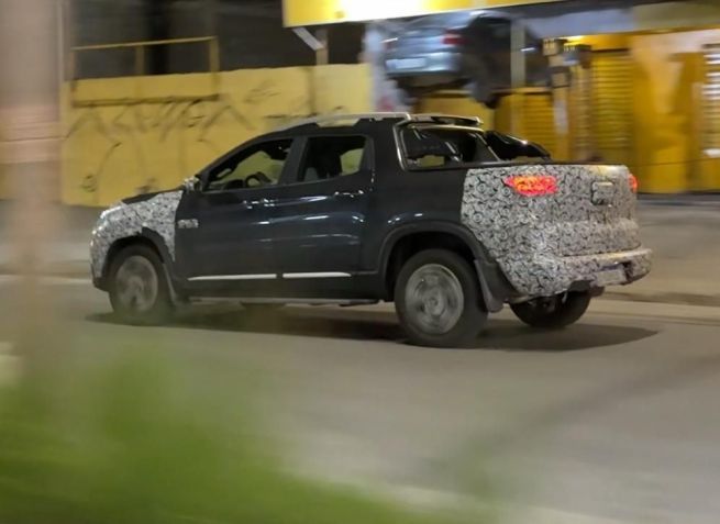 flagra-toro Flagra: Fiat Toro terá nova frente e aparece com camuflagem leve