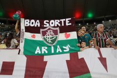 Torcida do Fluminense homenageia Arias em sua última partida pelo clube