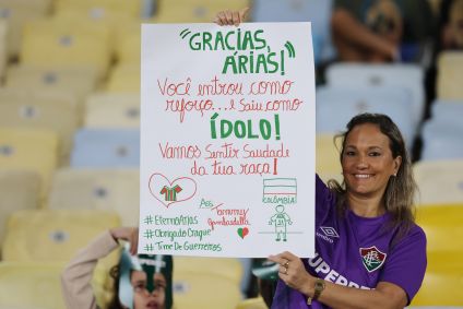 Torcida do Fluminense homenageia Arias em sua última partida pelo clube