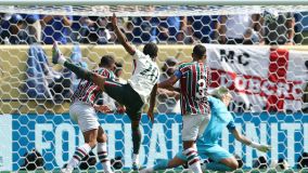 João Pedro acerta belo chute, sem chances para Fábio, para marcar o segundo gol do Chelsea sobre o Fluminense