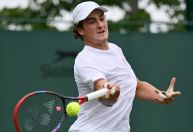 João Fonseca atinge torcedora, se desculpa e a presenteia em Wimbledon