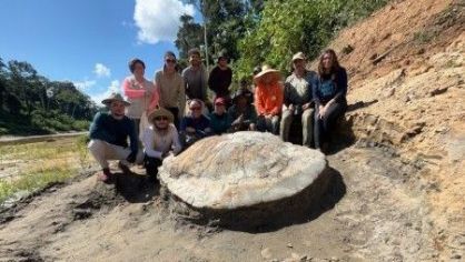Cientistas e equipe de apoio em volta da carapaça da Stupendemys geographicus