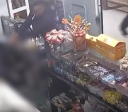 Vídeo: homem sobrevive a tentativa de homicídio dentro de um bar