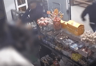 Vídeo: homem sobrevive a tentativa de homicídio dentro de um bar