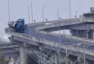 Vídeo: caminhão-cegonha perde controle e carro cai de viaduto no RS