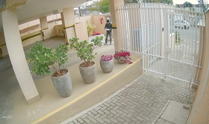 Vídeo: vizinho encontra bilhetes de socorro de mãe e filha feitas reféns