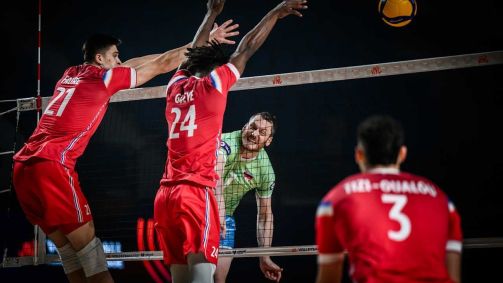 Jogadores da França realizam o bloqueio em duelo do vôlei contra Eslovênia