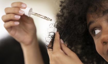 Frizz no inverno: saiba como evitar os fios arrepiados